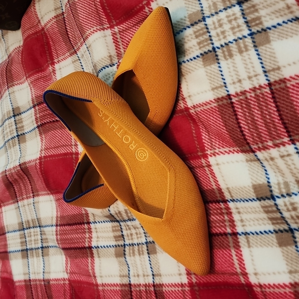 Rothys yellow point flats 8.5